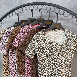 بلوز دکمه چوبی آستین کوتاه پلنگی(عمده)